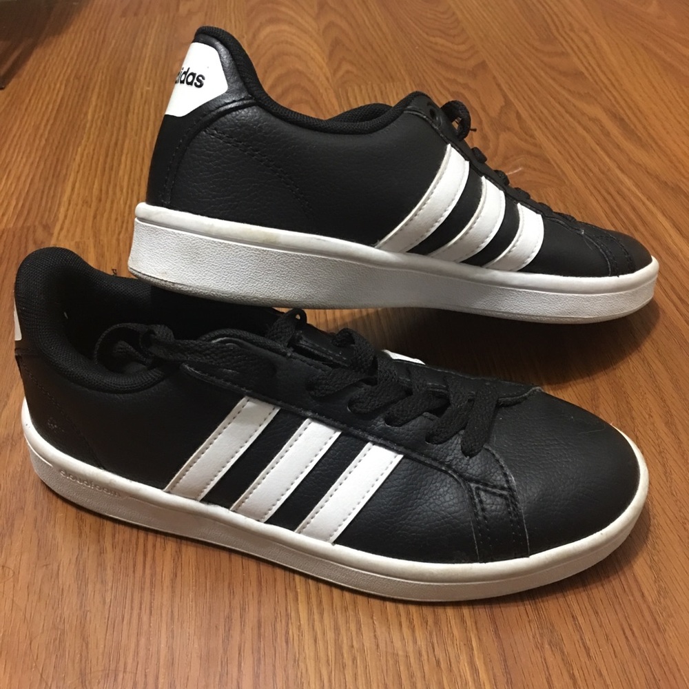 Black Adidas Cloudfoam/ Size 6